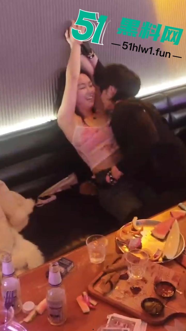 实拍上海商K富婆们的快乐生活，性感小富婆叫少爷裸露腹肌激情热舞，玩的富婆脸都红了。-1