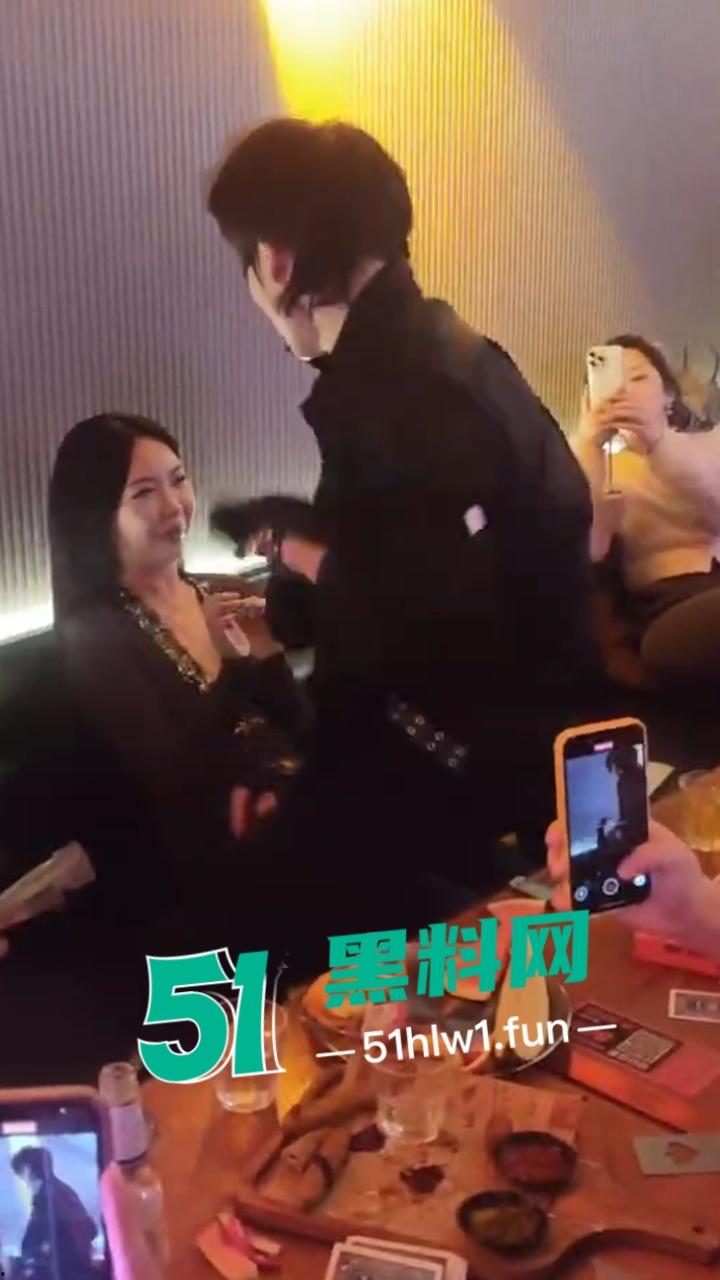 实拍上海商K富婆们的快乐生活，性感小富婆叫少爷裸露腹肌激情热舞，玩的富婆脸都红了。-4