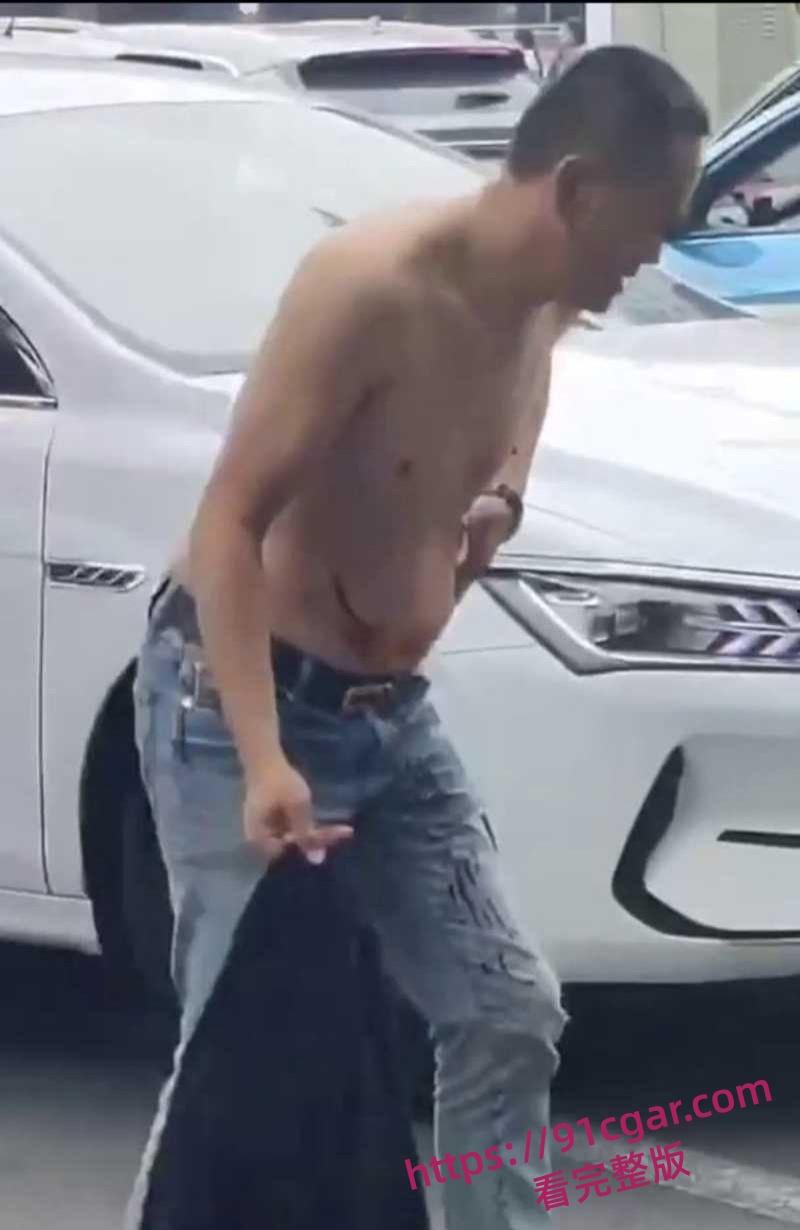 路怒症街头打架白鞋男子拿小刀捅黑鞋男血液瞬间流出 马路矛盾升级司机激烈冲突惊险又刺激-8