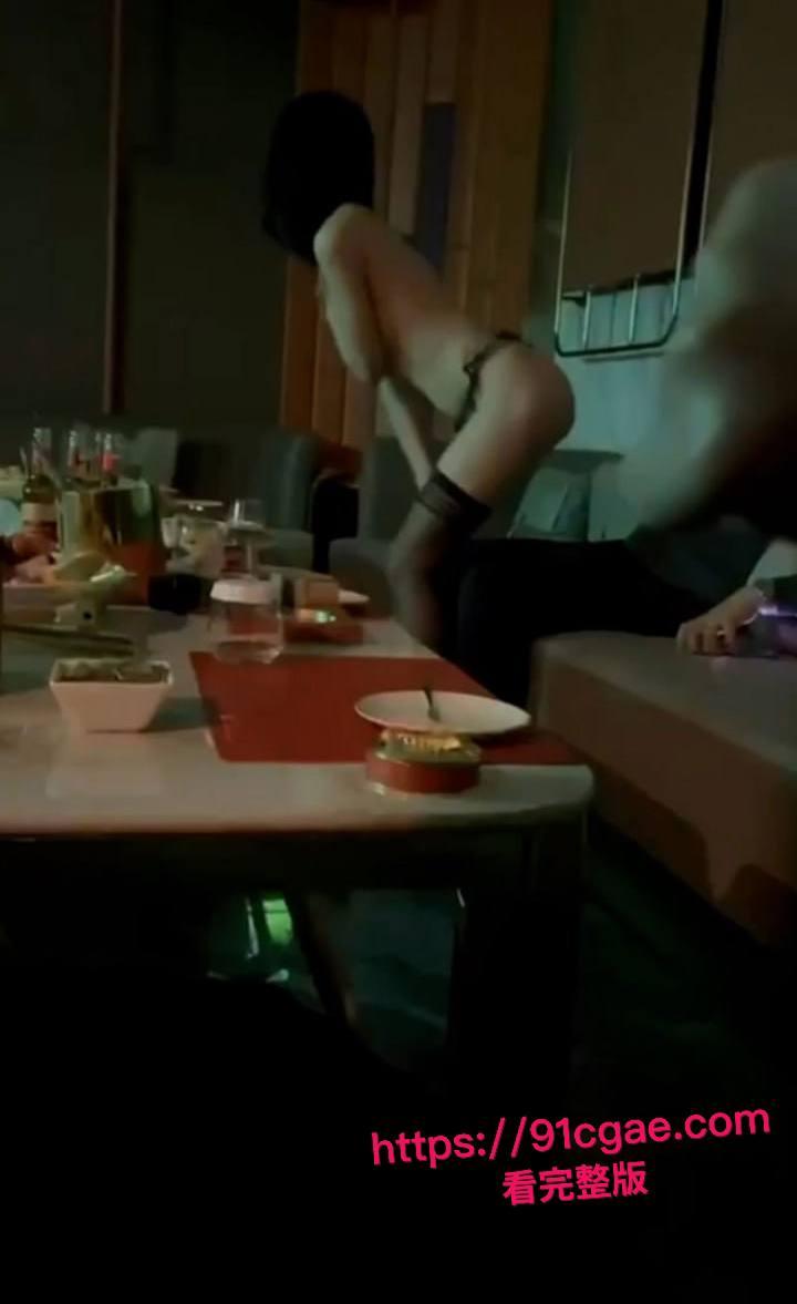 顶级商K惊爆选妃实录 极品美女擦边热舞 包厢沙发直接口交后入开操 现场画面淫乱不堪！-5