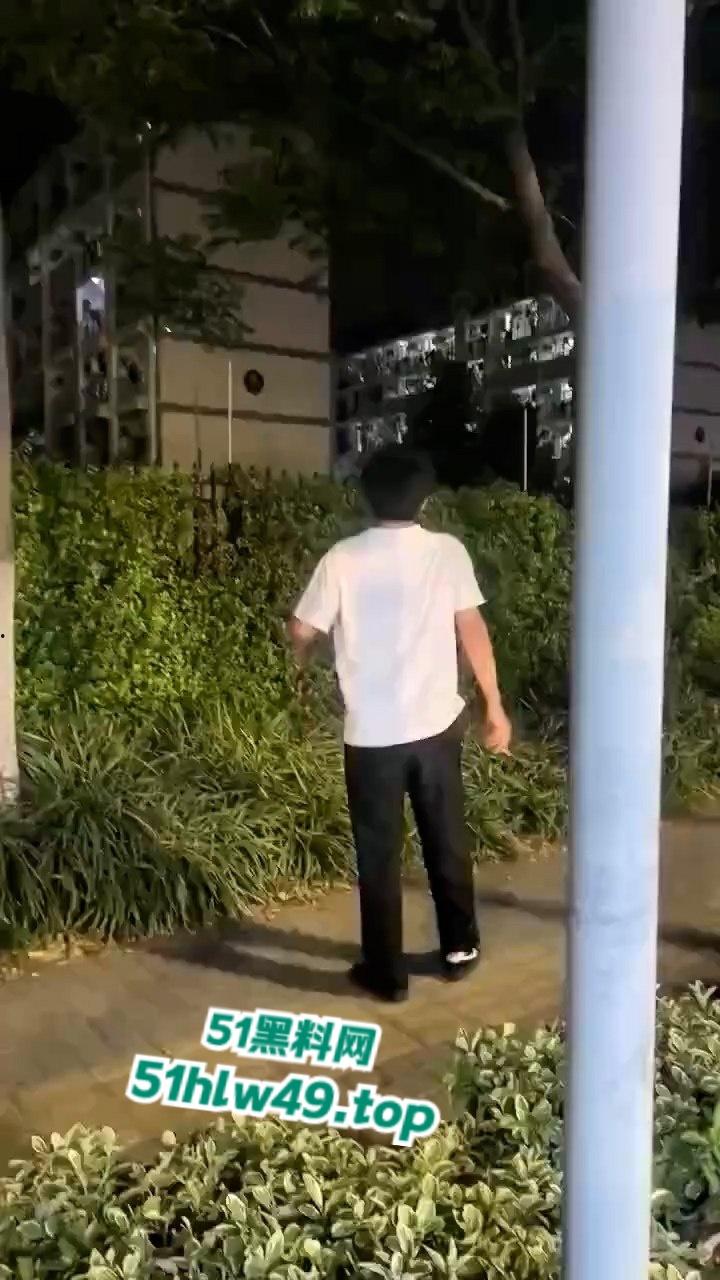 江苏泰州纯爱小哥千里寻爱，得知被女友戴多顶绿帽，人财两失当街破防楼下大骂婊子。-1