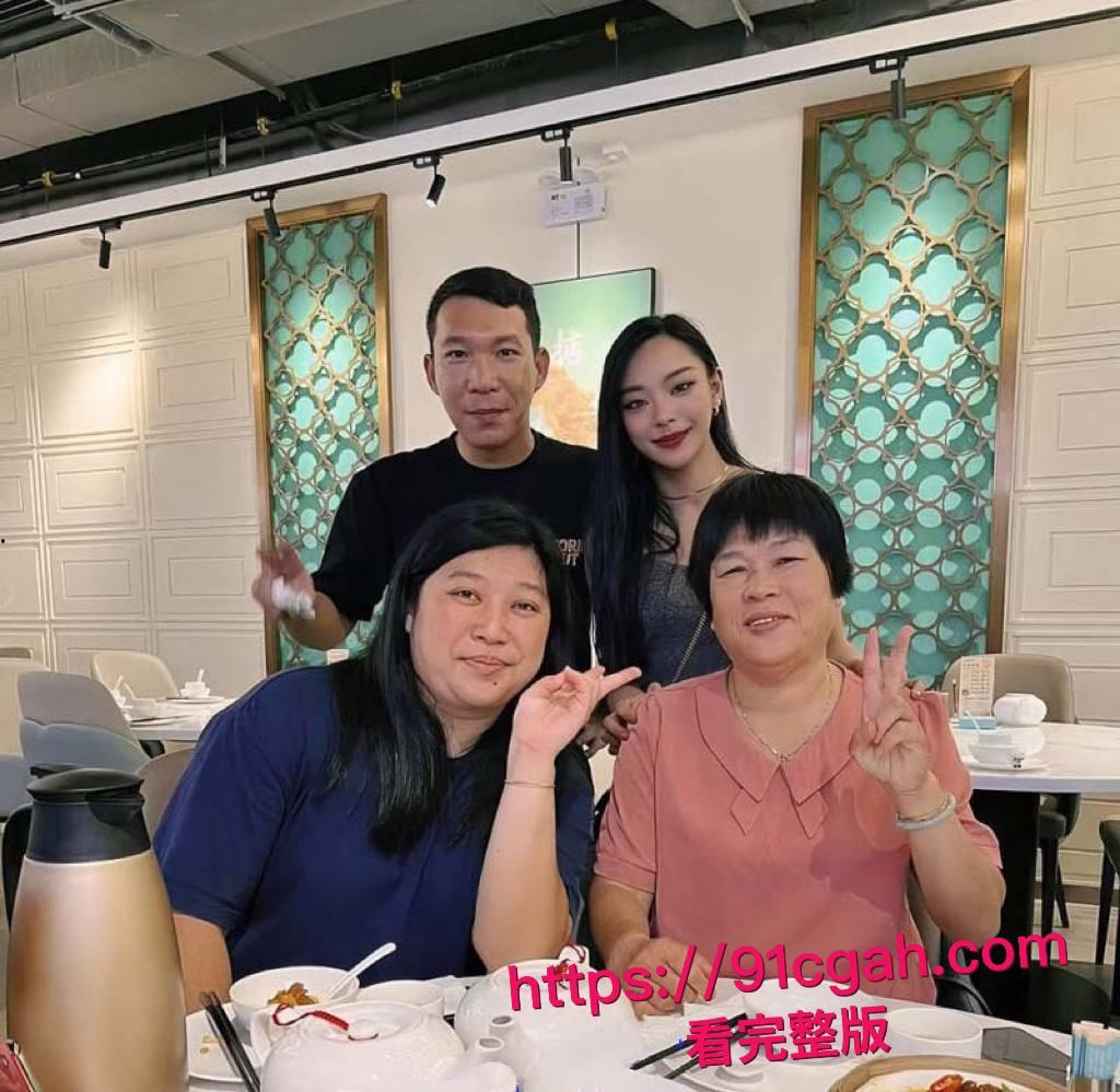 香港幼师王露兒勾引学生家长视频流出 自拍骚逼求包养 私生活混乱 游走在各种男人之间 骚的一逼-2