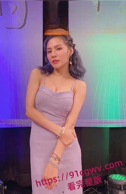 台湾综艺女星G奶熊熊(卓毓彤)性爱影片曝光 吃鸡吧技术真好，不过这个骚逼有点黑了-1