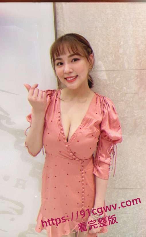 台湾综艺女星G奶熊熊(卓毓彤)性爱影片曝光 吃鸡吧技术真好，不过这个骚逼有点黑了-3