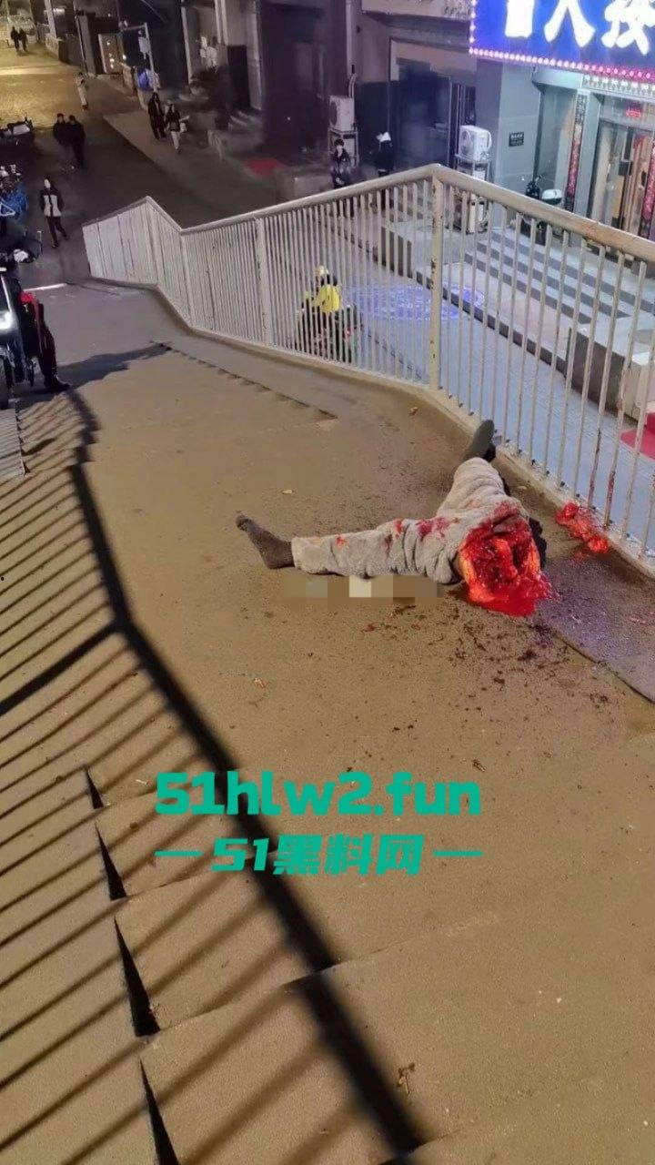 恐怖事件！武汉花园道icc天桥下惊现一具一分为二的碎尸，跳楼自杀撞到栏杆被拦腰切断。-2