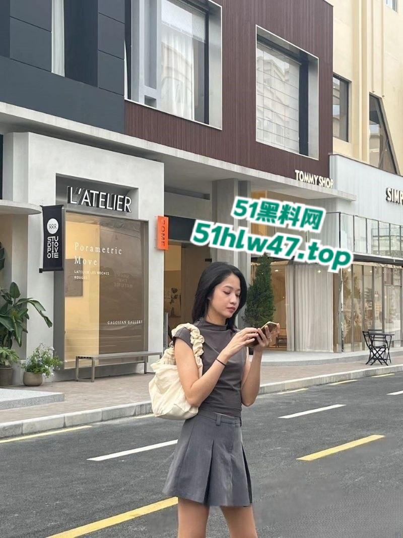 新加坡花店老板娘【Babeyiyi】身材超性感的女神竟偷情黑鬼，大黑屌各种抽插爆操视频流出。-8