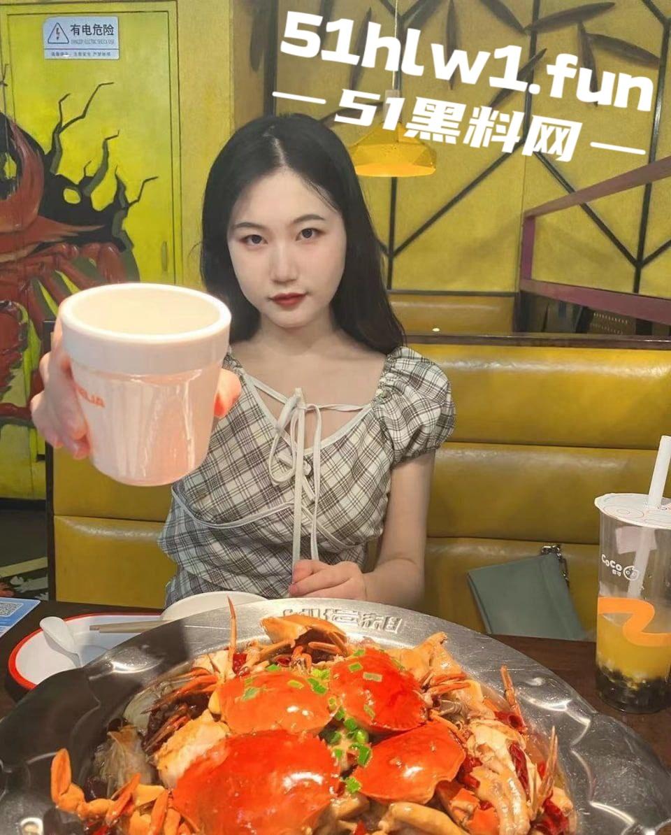 福建师范大学05后骚浪小母狗大曝光，被金主包养的大学生妹子，制服抖奶玩后入骚气冲天！-9