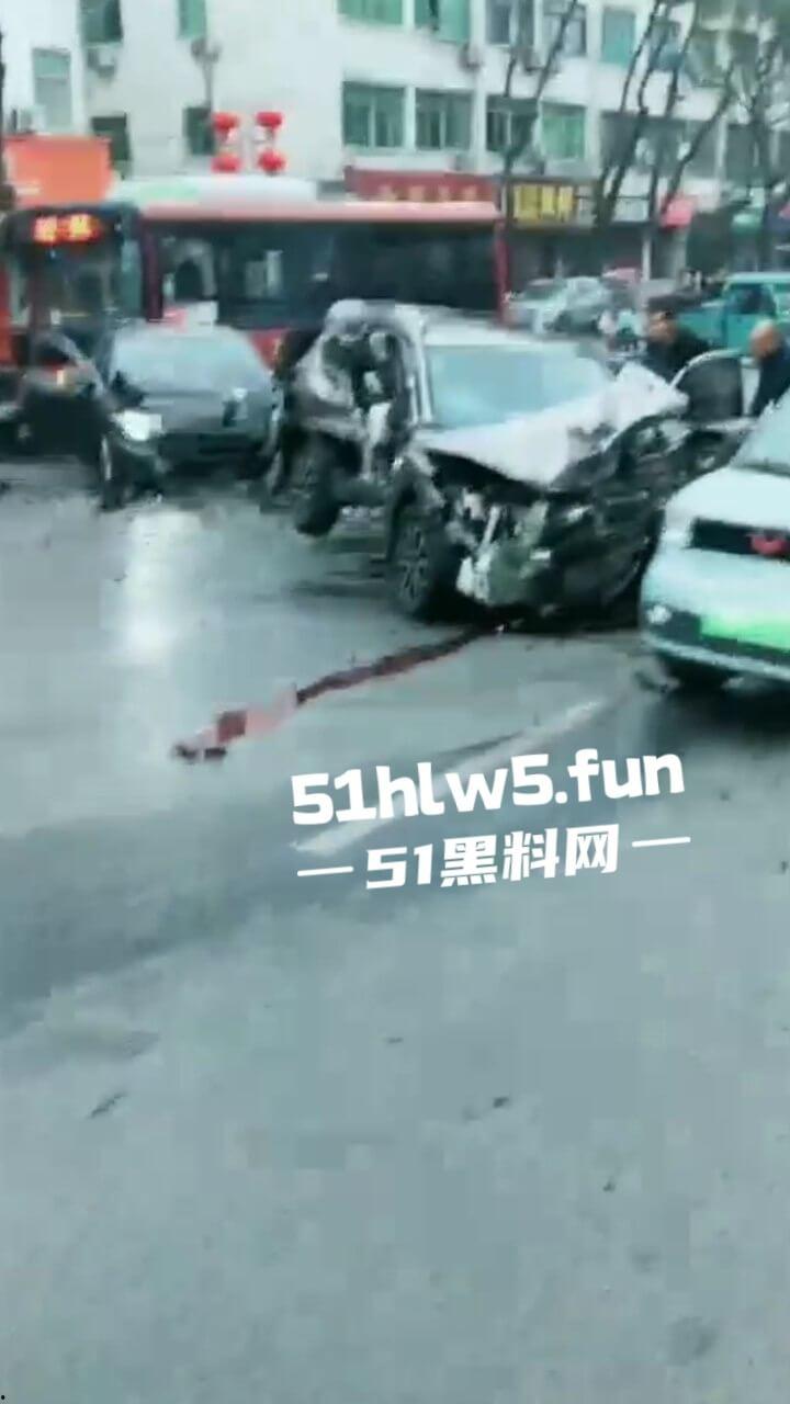 江苏镇江重大车祸，一辆纯电SUV逆行撞上对面轿车造成三人死亡，肇事司机抢救后并无生命危险。-5