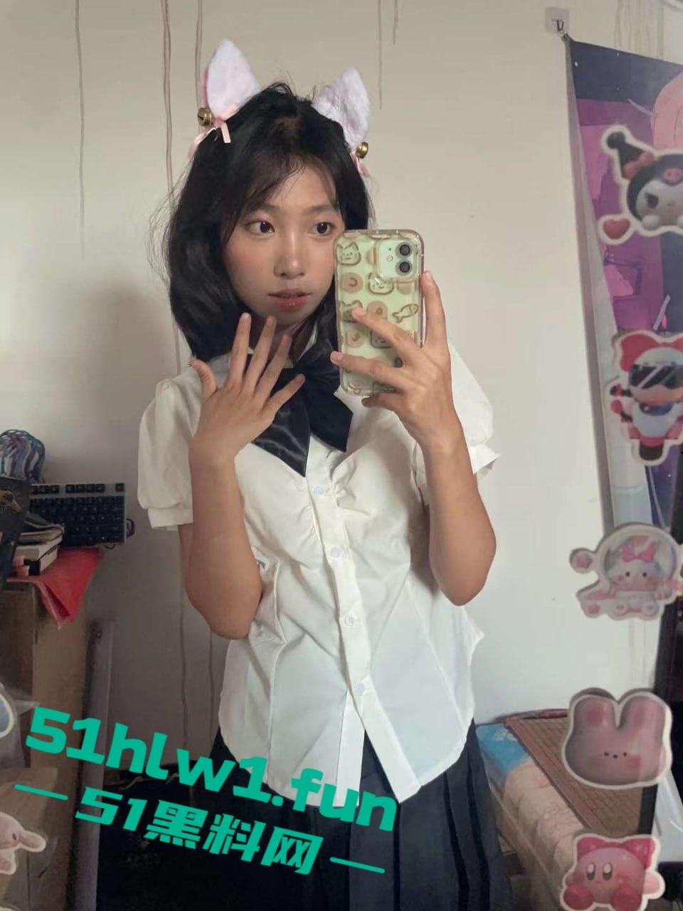 柳州学生嫩妹【叶露露】不雅视频流出被曝光，撅臀展示浓密私处娇嫩玉体完美呈现。-6