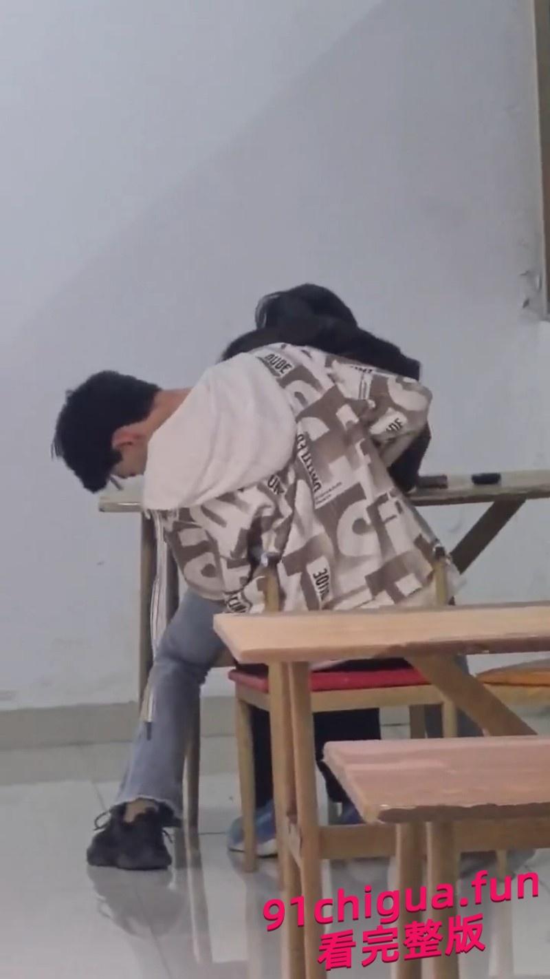 齐鲁大学餐馆大事件！情侣当众干活 妹子主动上位蹭-2