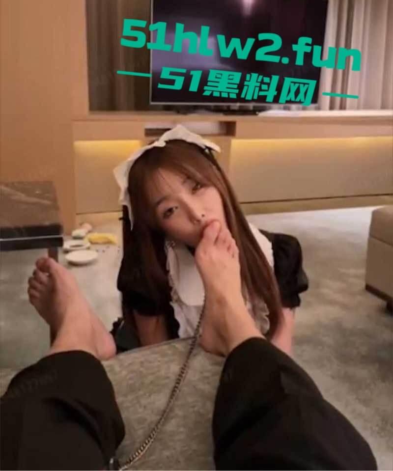 韩国【lovechuu】调教合集疯传，狗链配手铐被爆操，JK深喉舔得眼泪直流，骚得让人想玩她一百遍！-11