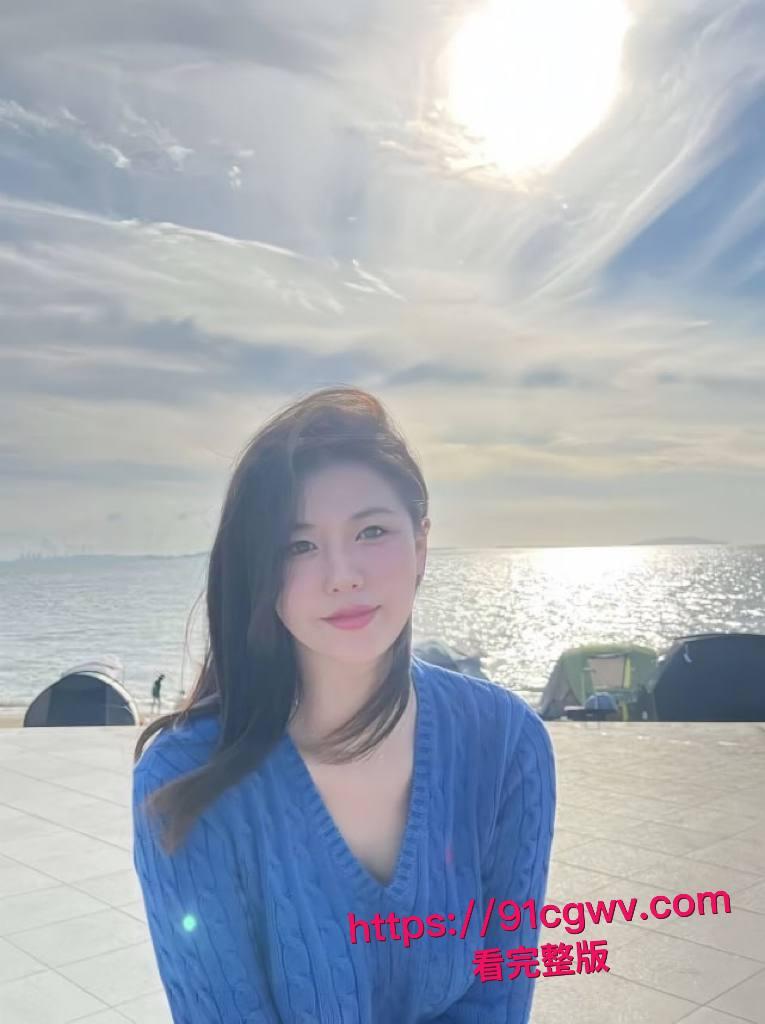 高颜值女神学生为金主深喉口爆，黑丝开裆腿大开大屌直冲嫩穴爆操，淫叫浪翻天！-9