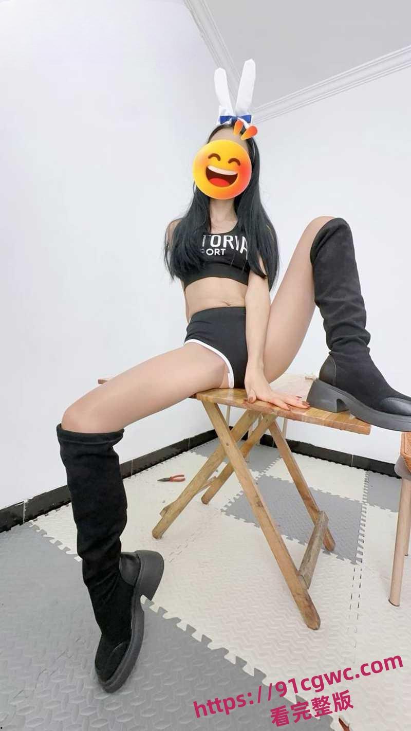 小姨子吵架不理姐夫 房间内强制扣逼 镜前后入爆操内射！-1