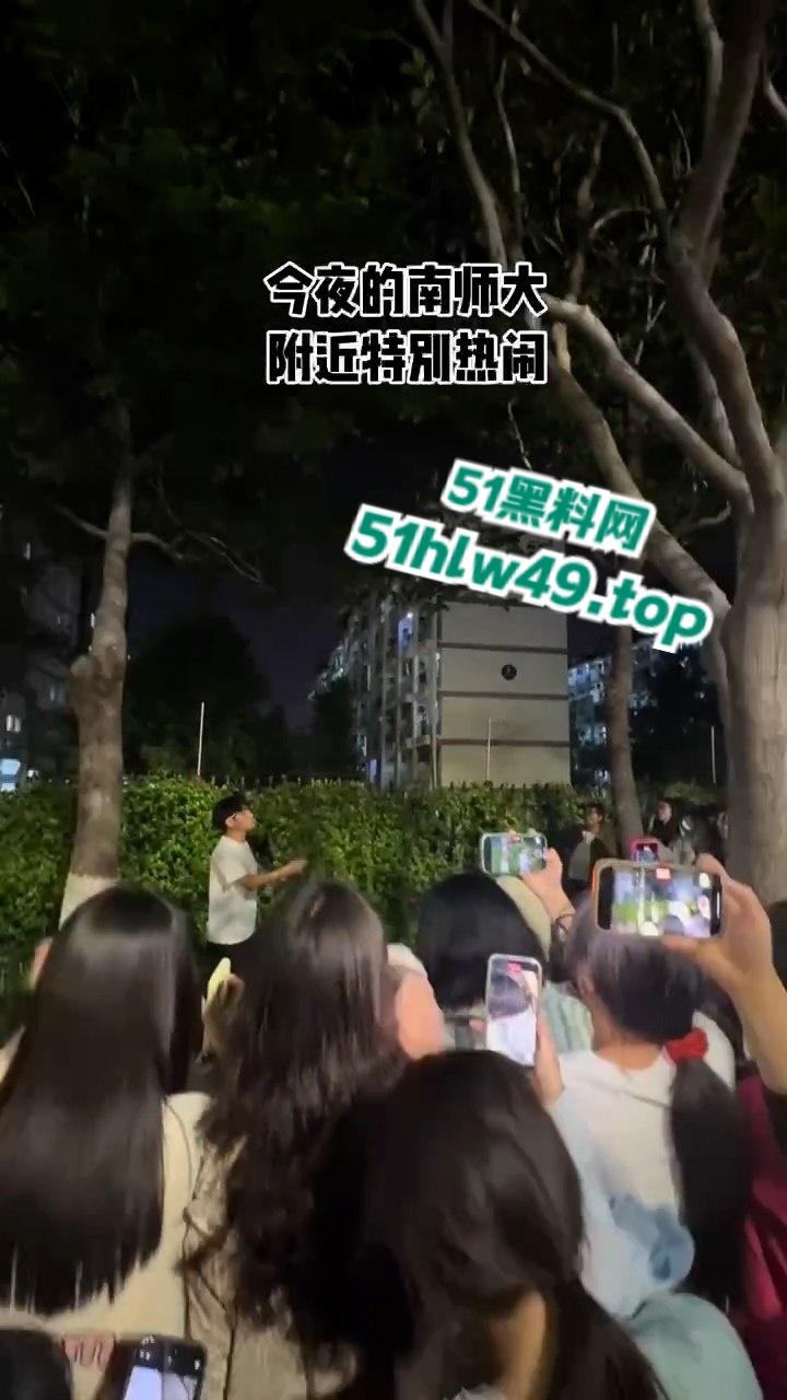 江苏泰州纯爱小哥千里寻爱，得知被女友戴多顶绿帽，人财两失当街破防楼下大骂婊子。-6