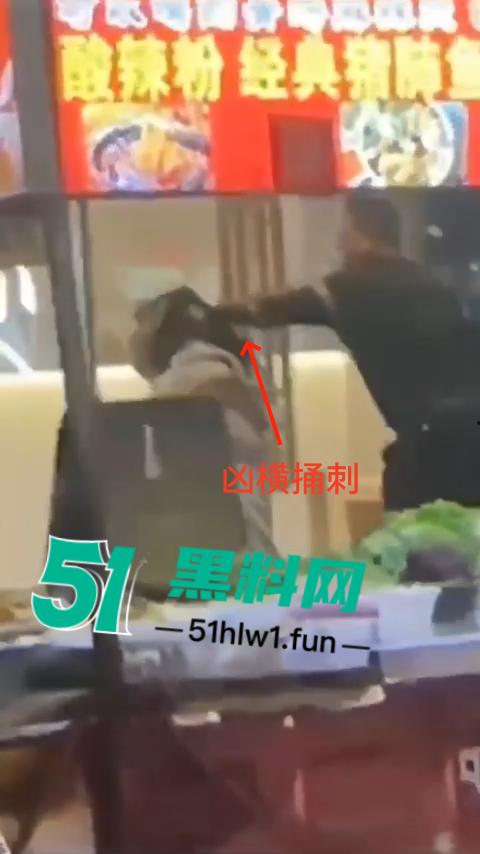 福建南平惊险一男子在夜宵摊用刀具不停地捅刺一女生，这种男子就会欺负小女生。-1