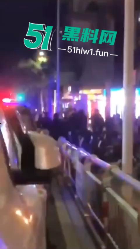 福建南平惊险一男子在夜宵摊用刀具不停地捅刺一女生，这种男子就会欺负小女生。-4