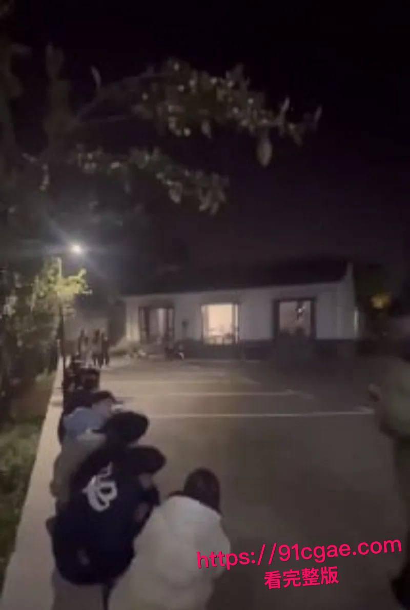 天津现代传媒学院教师宿舍大瓜！忘拉窗帘直播亲热，学生排队围观全过程-2