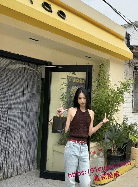 华北电力大学校园长椅成新的网红打卡点女孩脱外套只剩短裙，尼哥压上身，舌吻拉丝湿热-2