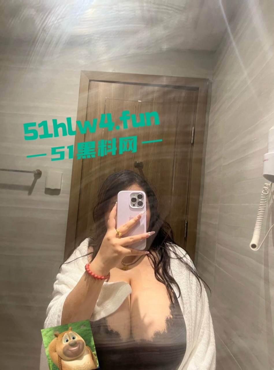 快手巨乳天花板，38G巨乳网红【李敏】丰乳肥臀顶级尤物，线下裸聊视频曝光这大奶真顶啊。-7