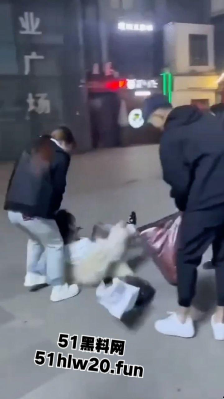 吉林长春精神小妹干架现场，一群精神小妹带着几个小伙围殴俩美女，打人者正在追捕当中。-6