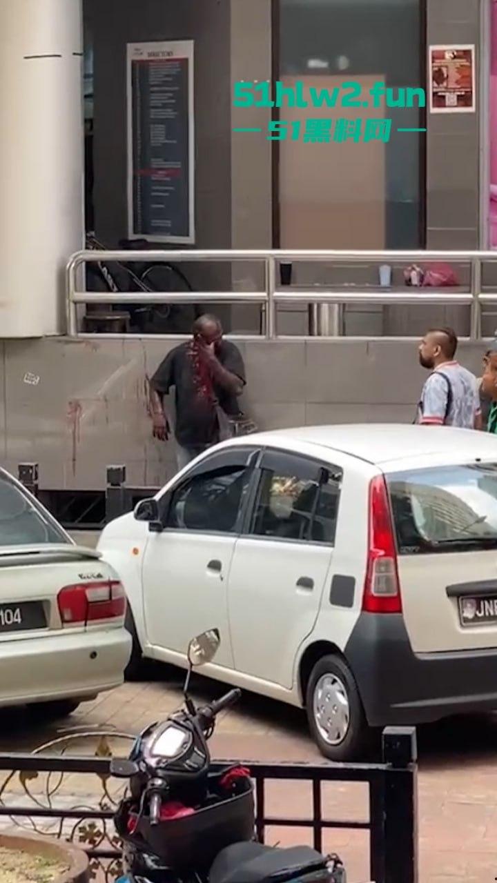 马来西亚男子酗酒吸毒恶魔buff叠满，致精神紊乱当街砍人，刺激的现场视频流出。-2