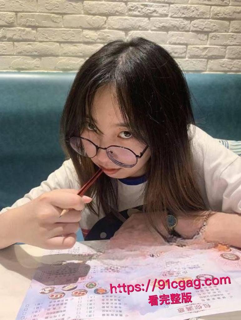 真实约炮！！！在网上撩了个大学生，戴着个眼镜清纯文静的妹子被我调教成专属母狗！-2