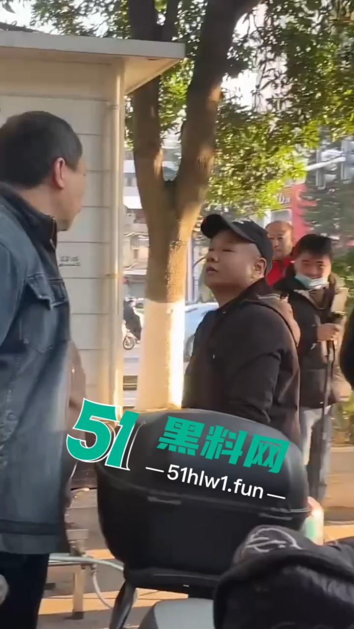 泉州石狮鸳鸯池公园免费爱心早餐摊，被大爷破口大骂只因来晚没拿到油条，果然生米恩斗米仇啊。-3