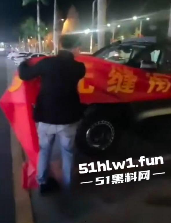 云南保山君悦广场大瓜，平安夜【王麒麟】表白原配直接现场抓奸曝光小三吃鸡视频。-7