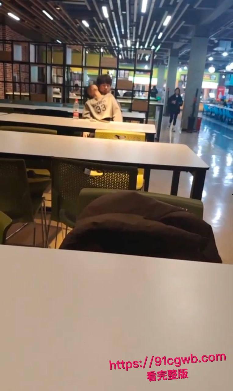 年轻人还是玩得花！大学生情侣在餐厅竟然公然做爱 饥渴妹子主动坐上男友鸡巴被老六全程拍下 ！-2