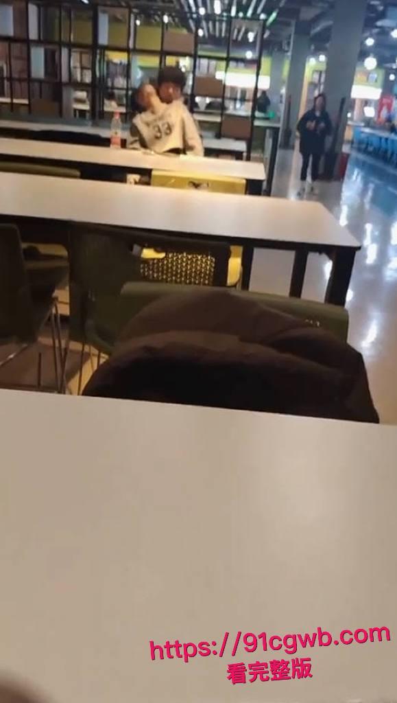 年轻人还是玩得花！大学生情侣在餐厅竟然公然做爱 饥渴妹子主动坐上男友鸡巴被老六全程拍下 ！-5
