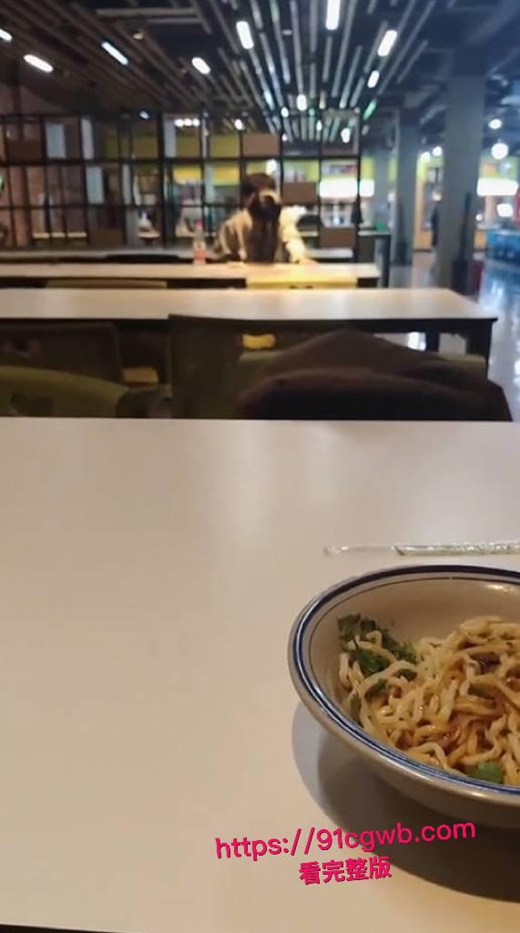 年轻人还是玩得花！大学生情侣在餐厅竟然公然做爱 饥渴妹子主动坐上男友鸡巴被老六全程拍下 ！-7