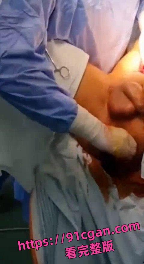 猎奇！拳头形状大玩具从屁股里拔出来的时候医生都憋不住笑了！-1