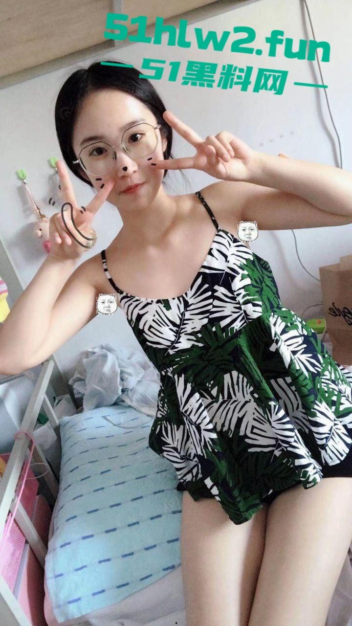 山西眼镜妹【赵悦】白净身材绝了，丝袜一穿，粉嫩小穴一掰开，鸡巴直接硬到天花板！-6