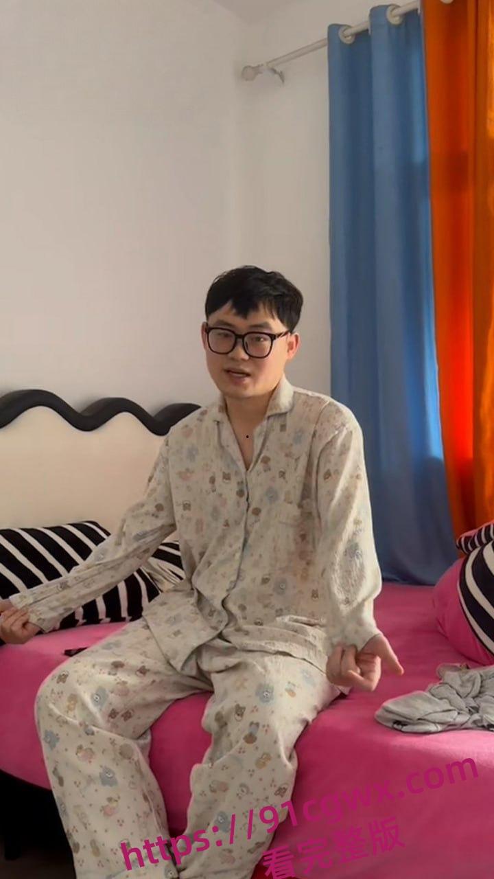 真实捉奸实录！老婆阳台藏奸夫被抓包 翘臀一扭还敢瞪眼 气得老公想扇飞她那骚脸！-8