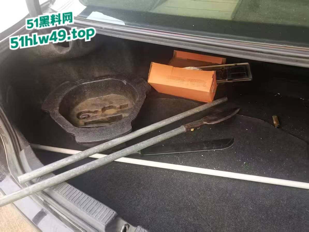 广东深圳精神小妹自驾无牌车辆小学门口，冲卡撞人后背厢藏刀带凶早想报复社会？-3