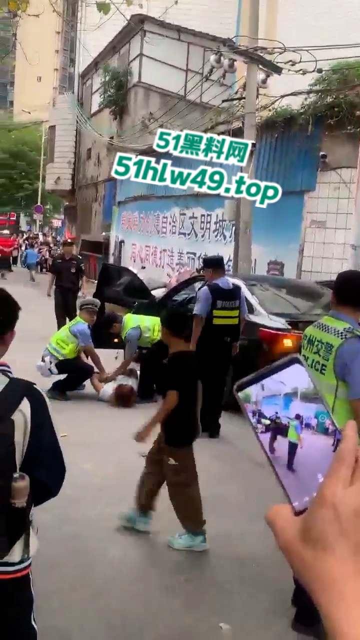 广东深圳精神小妹自驾无牌车辆小学门口，冲卡撞人后背厢藏刀带凶早想报复社会？-6