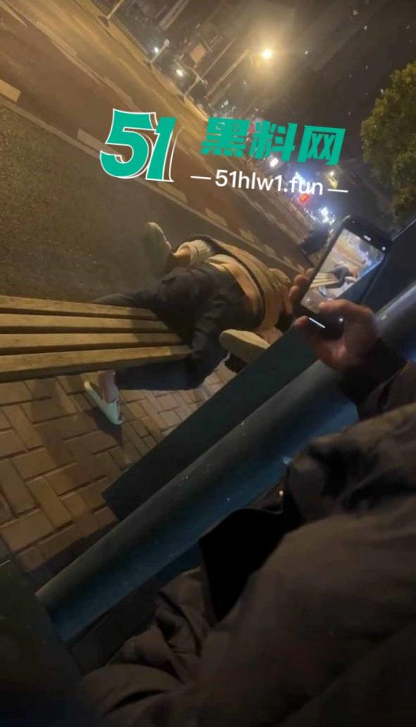 震惊！常州大学城公交车站两男女饥渴难耐当街啪啪，各种姿势变换无视路人视频曝光全网疯传。-3