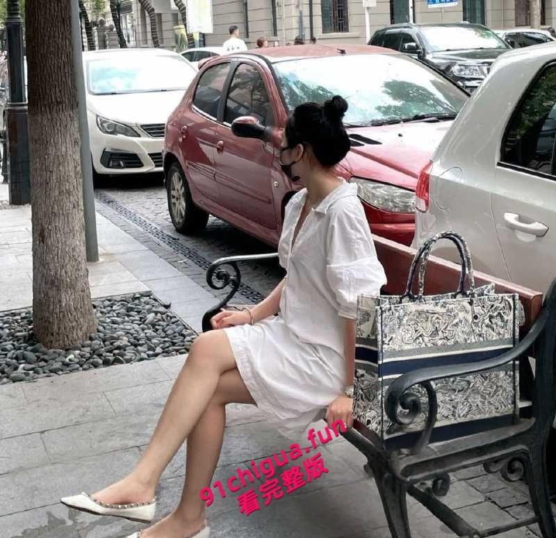 某单位领导的瓜友自爆，酒店潜规则刚入职的女大学生，白嫩皮肤姿势多样，全程主动骑乘飘飘欲仙！-3