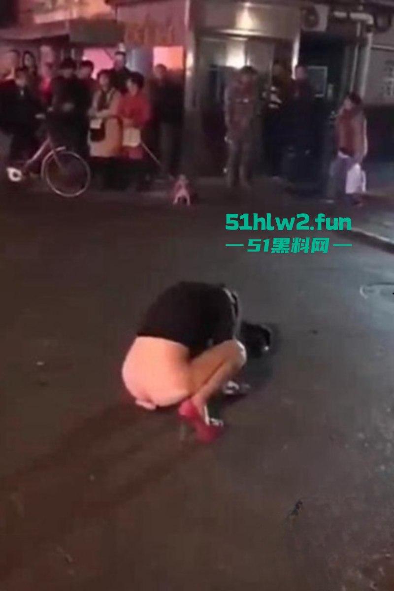 醉酒美女精选合集！上海醉酒女当街脱衣求外国人操她，结果被警方制止并带走！-2