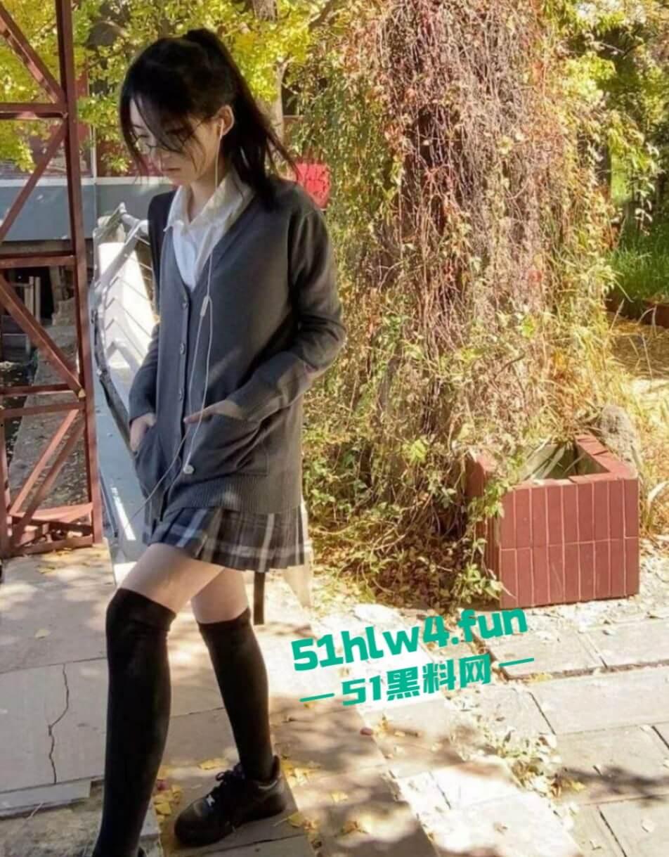 极品邻家学生嫩妹表面甜美乖乖女，私下却是渴望大屌的骚逼，穿白色丝袜足交勾引激情啪啪。-3