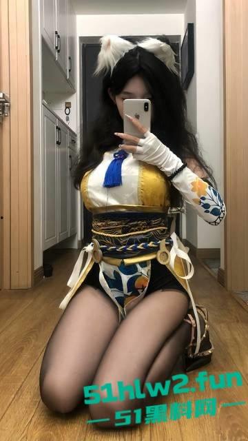 爆火的玉足主播【晴天小猪】最新订制福利恋足色友千万不要错过，犹抱琵琶半遮面的顶级诱惑。-2