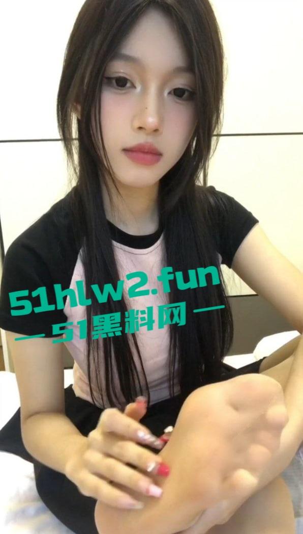 爆火的玉足主播【晴天小猪】最新订制福利恋足色友千万不要错过，犹抱琵琶半遮面的顶级诱惑。-9