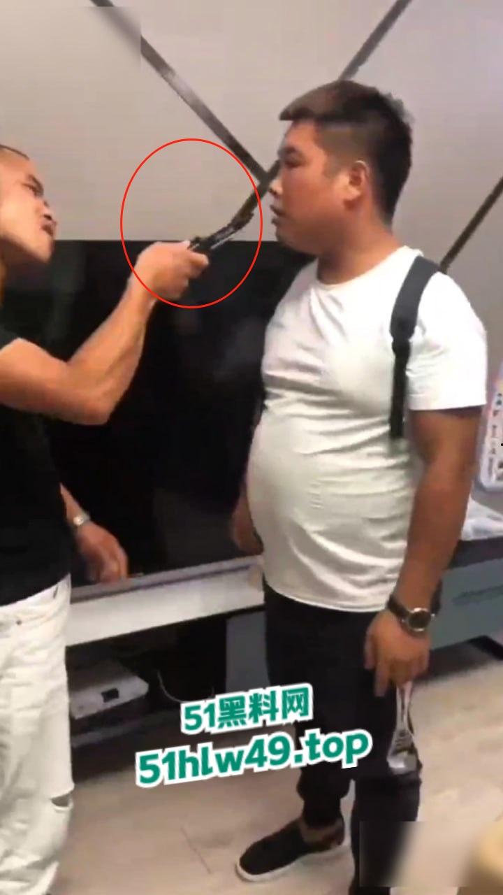 实拍朋友吵架捅刺现场，持刀威胁不服不忿结果大哥说捅就捅，这一刀扎老实了吧！-7