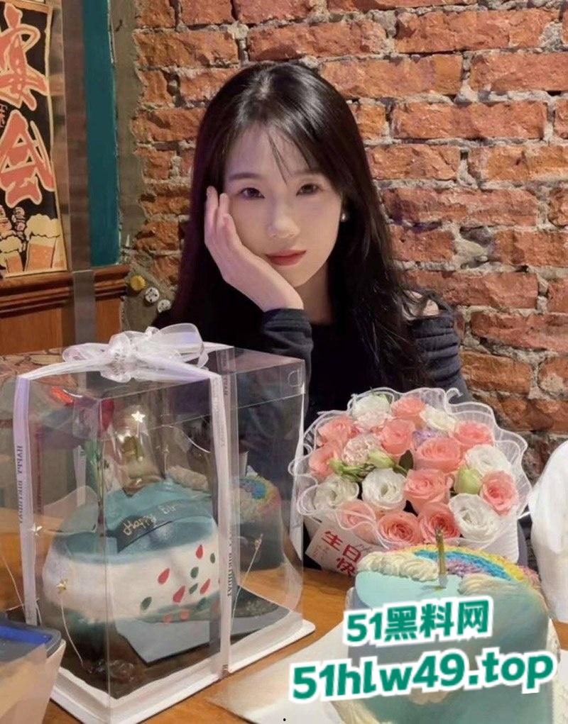 医科大学研究生【宦雅昕】继裸照风波后大尺度私照又被曝出，黑丝美腿被调教，酒店里被猛操到高潮喷水。-4