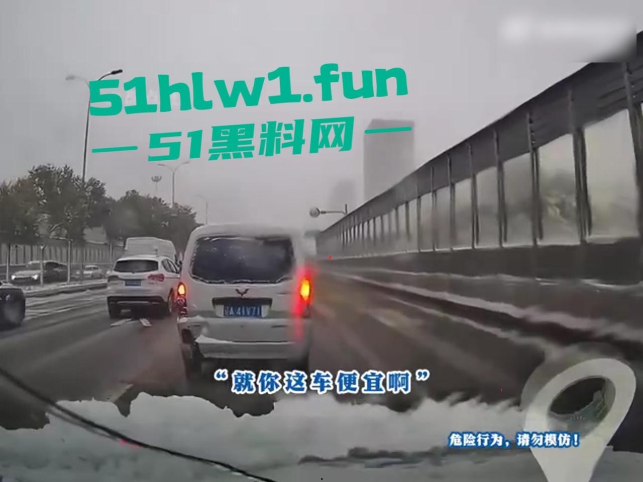 盘点今年奇葩车祸，监控下的搞笑瞬间，虽然明知是车祸，但还是不道德的笑了，有卧龙的地方必有凤雏啊！-5