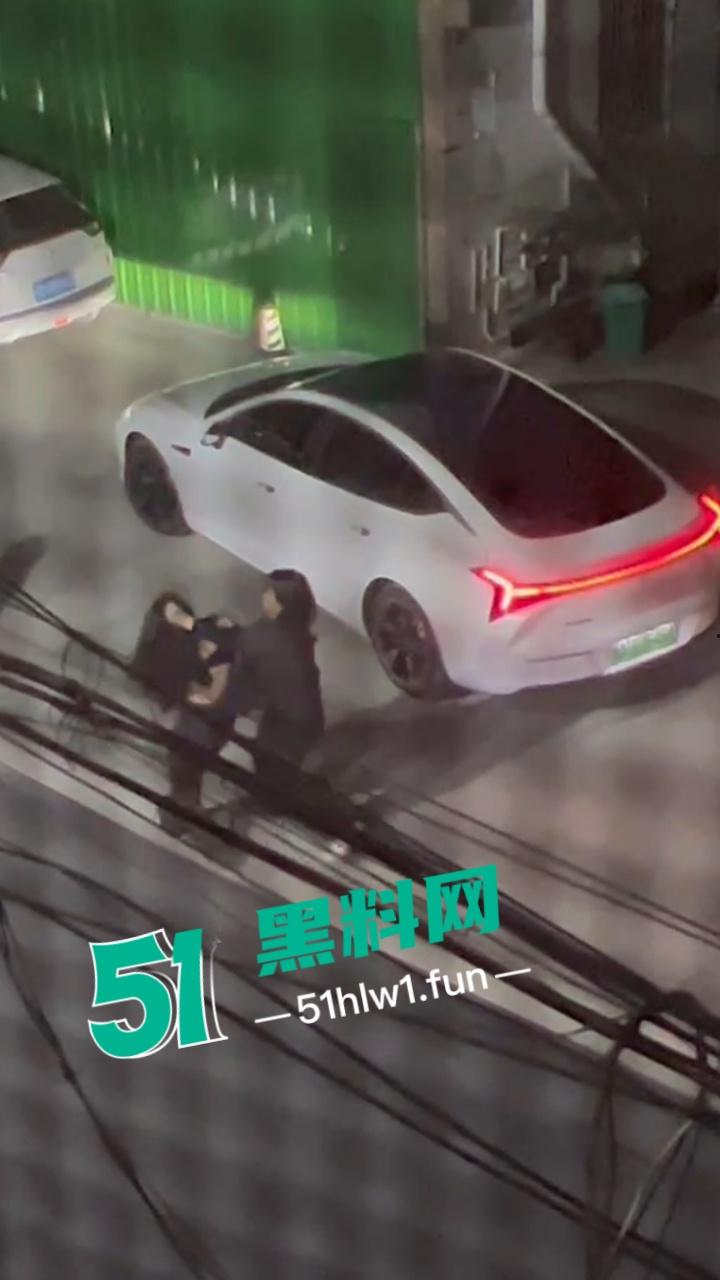 重庆原配大战小三，这小三不好当被原配堵在家楼下，拽头发各种殴打看来是真生气战斗力暴增。-5