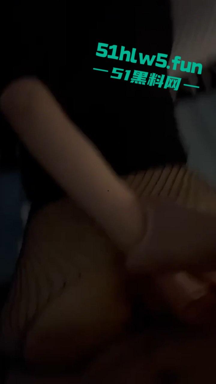 东莞清溪某印刷厂厂妹，下班后回到出租房帮男友口爆吞精拍摄视频，不料分手后惨遭渣男曝光。-8