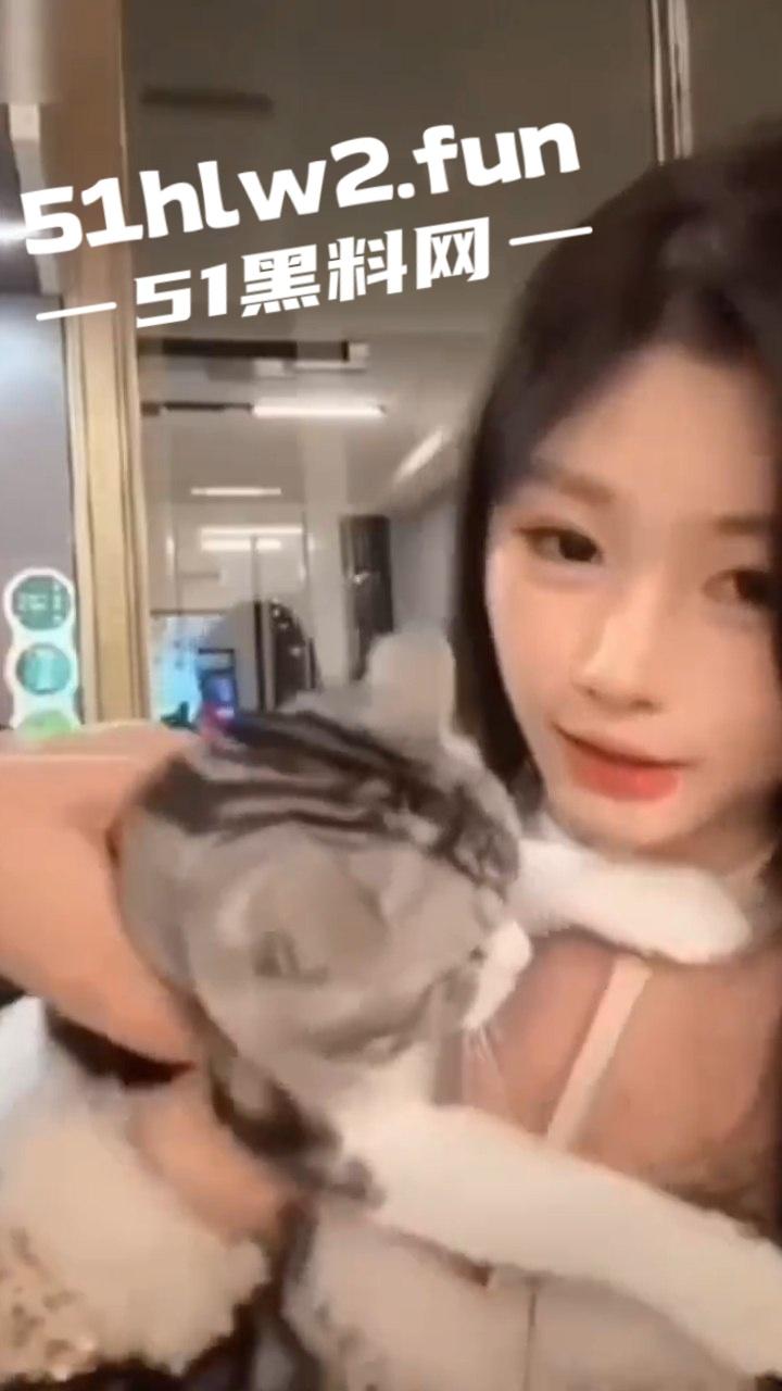 376W粉丝网红【陈佳琪】绝美颜值极品尤物，肌肤白嫩身材一流奶大臀翘腿长逆天直播间抱猫结果惨遭露点。-3