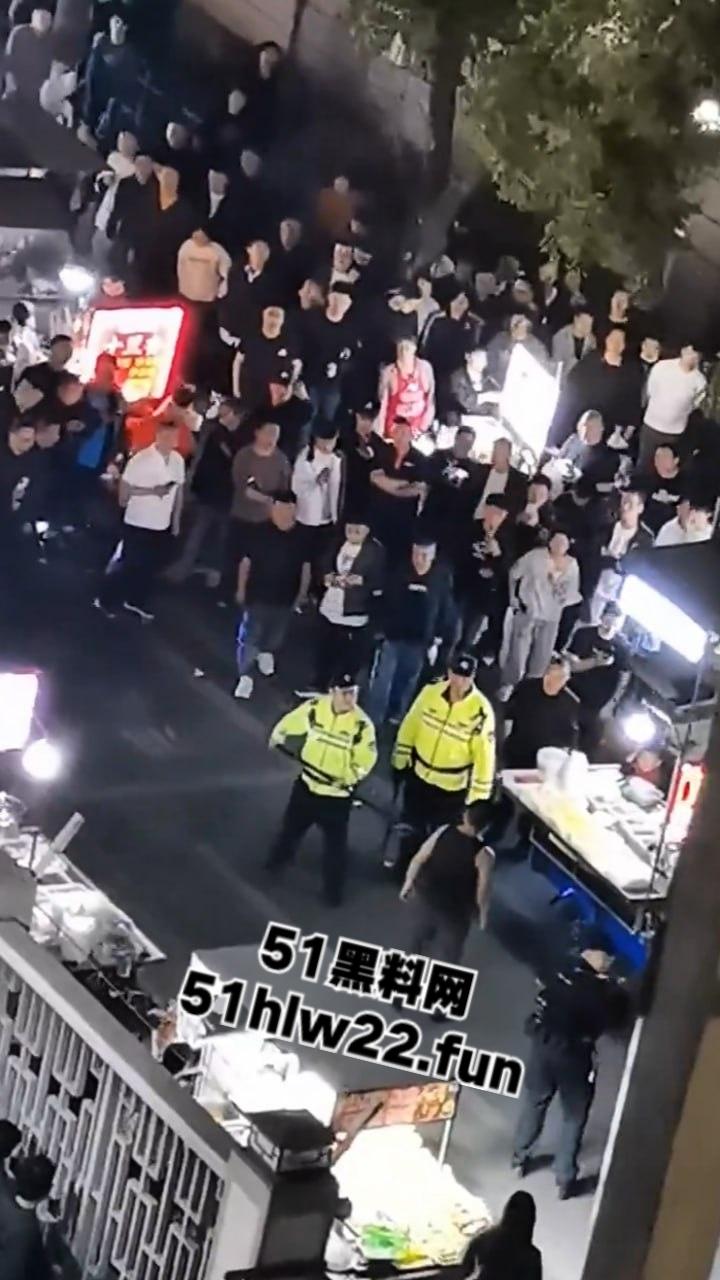 苏州中华园一名男子在闹市区持刀，街头晃悠被警察现场处置以寻衅滋事罪起诉。-6