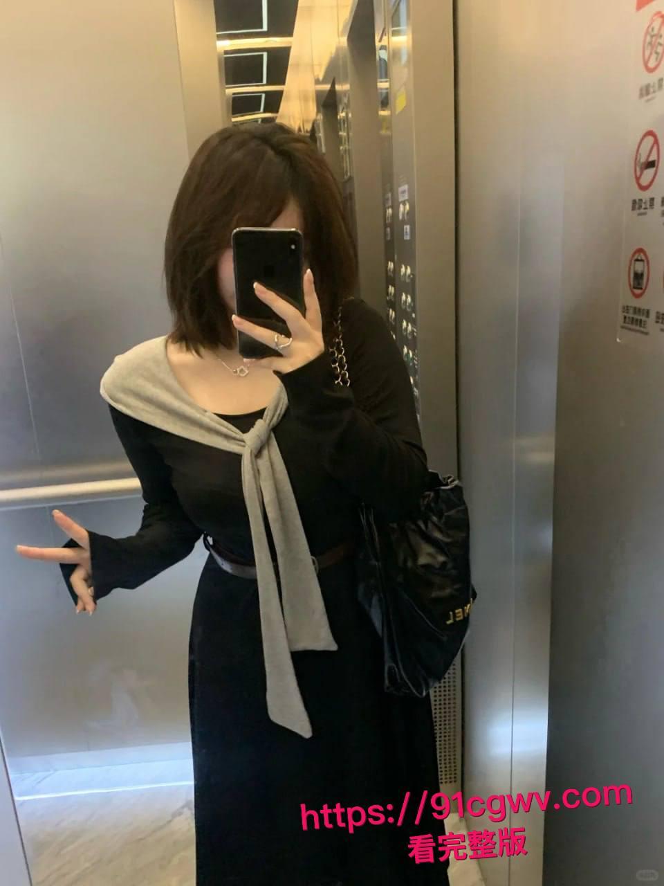 约炮大神zxvipxx爆操短发女神酒店狂欢，红丝情趣内衣散落床边，各种姿势层出不穷，舔逼抠逼干到飞起！-4